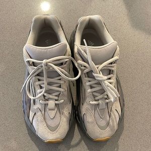adidas Yeezy Boost 700 V2 sz 6.5men
Color: Tephra